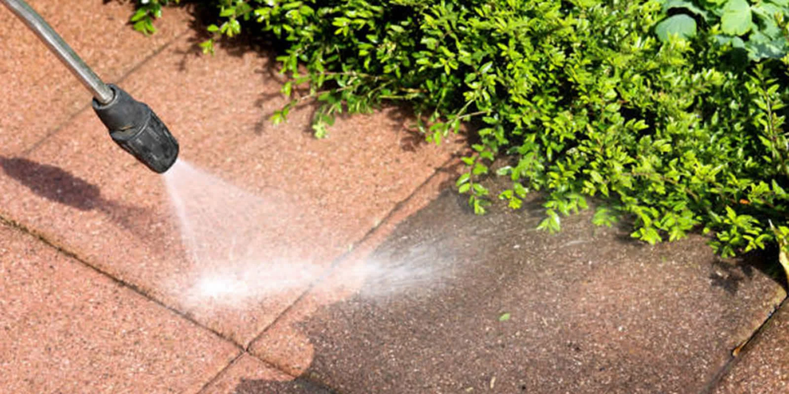 Nasza firma świadczy profesjonalne usługi mycia i czyszczenia posesji zarówno dla klientów indywidualnych, jak i dla firm. Niezależnie od tego, czy potrzebujesz odświeżyć wygląd swojego domu, czy zadbać o czystość i estetykę przestrzeni wokół siedziby.